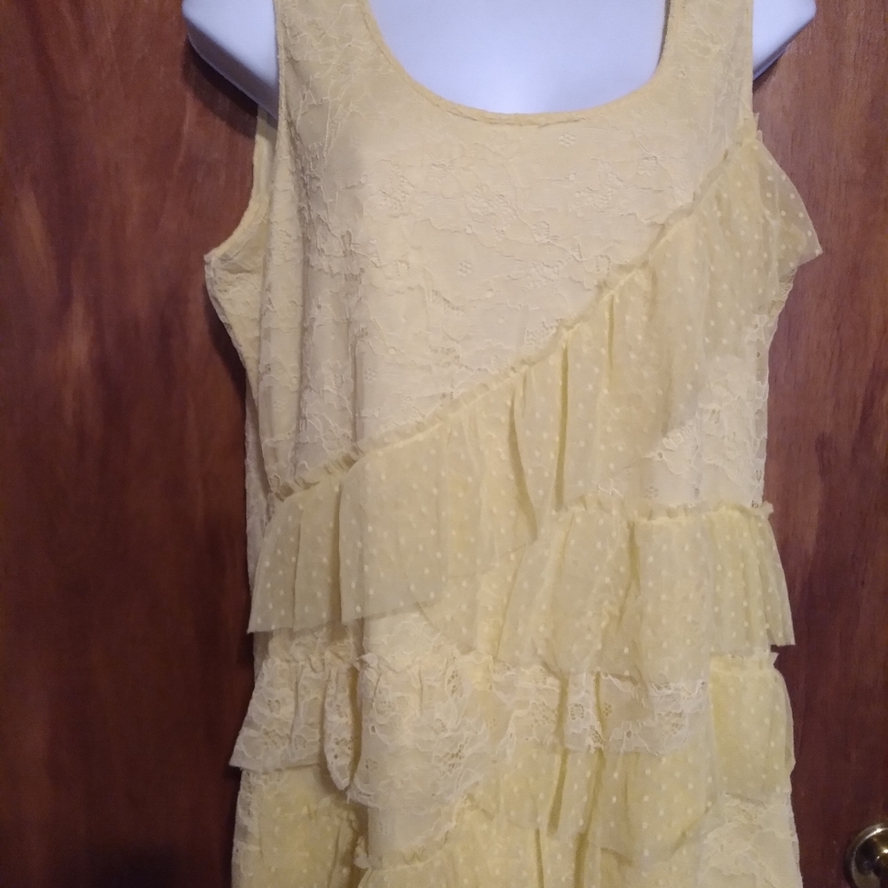 3/$15 bundle. Beautiful yellow tanktop